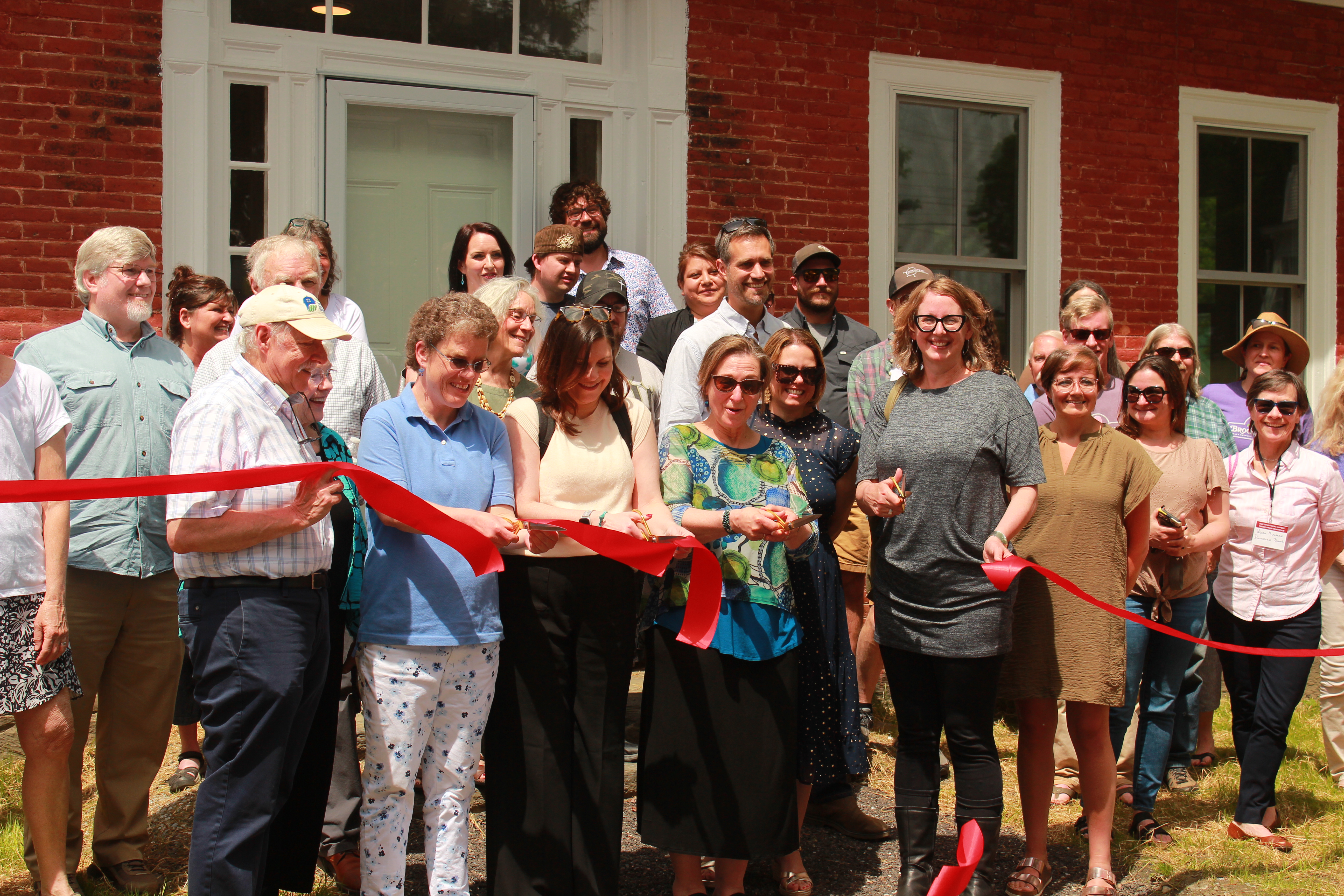 Image of the ribbon cutting at Hamesbest 