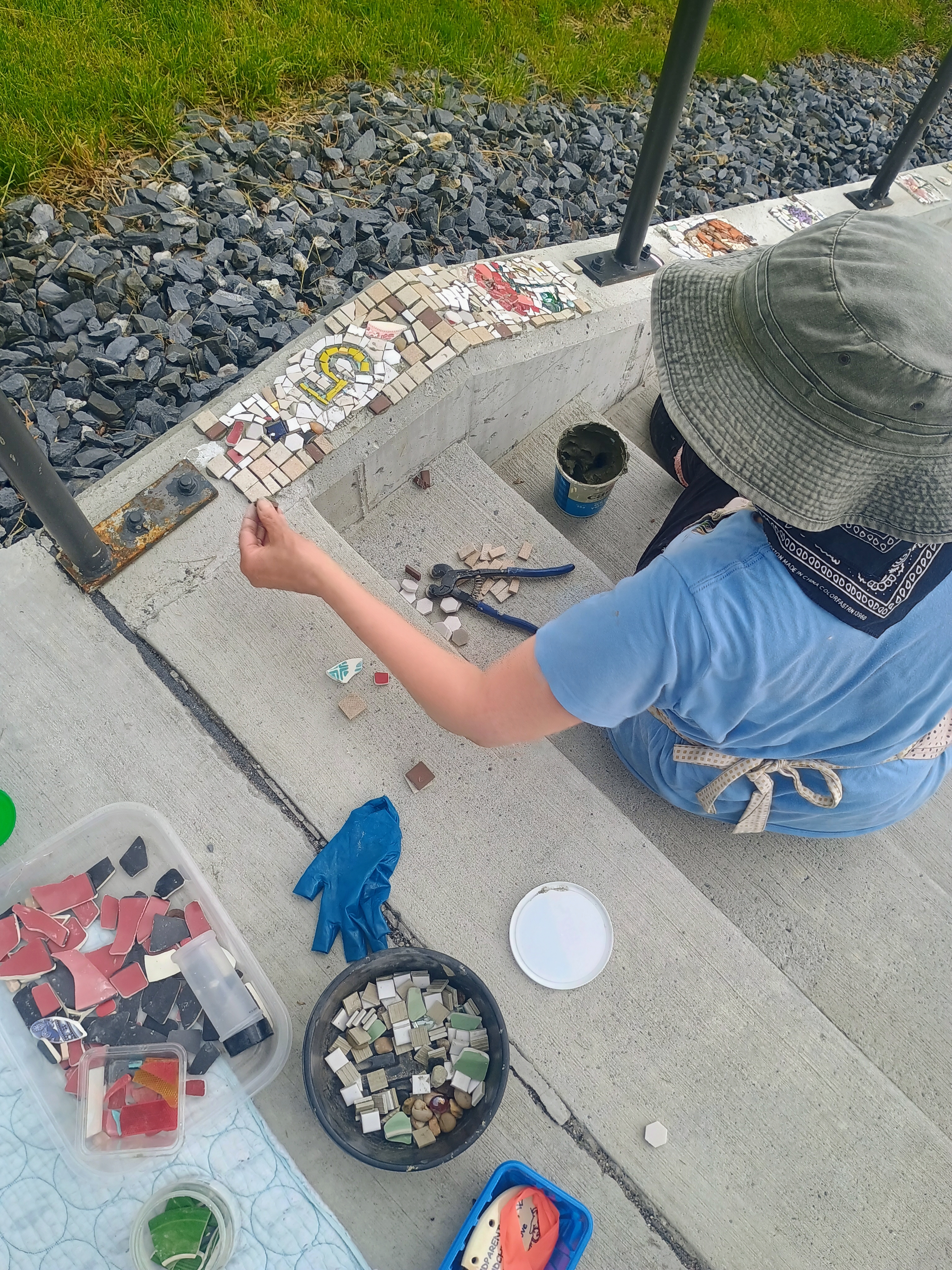 Image of Mary working on her art at Ward 5